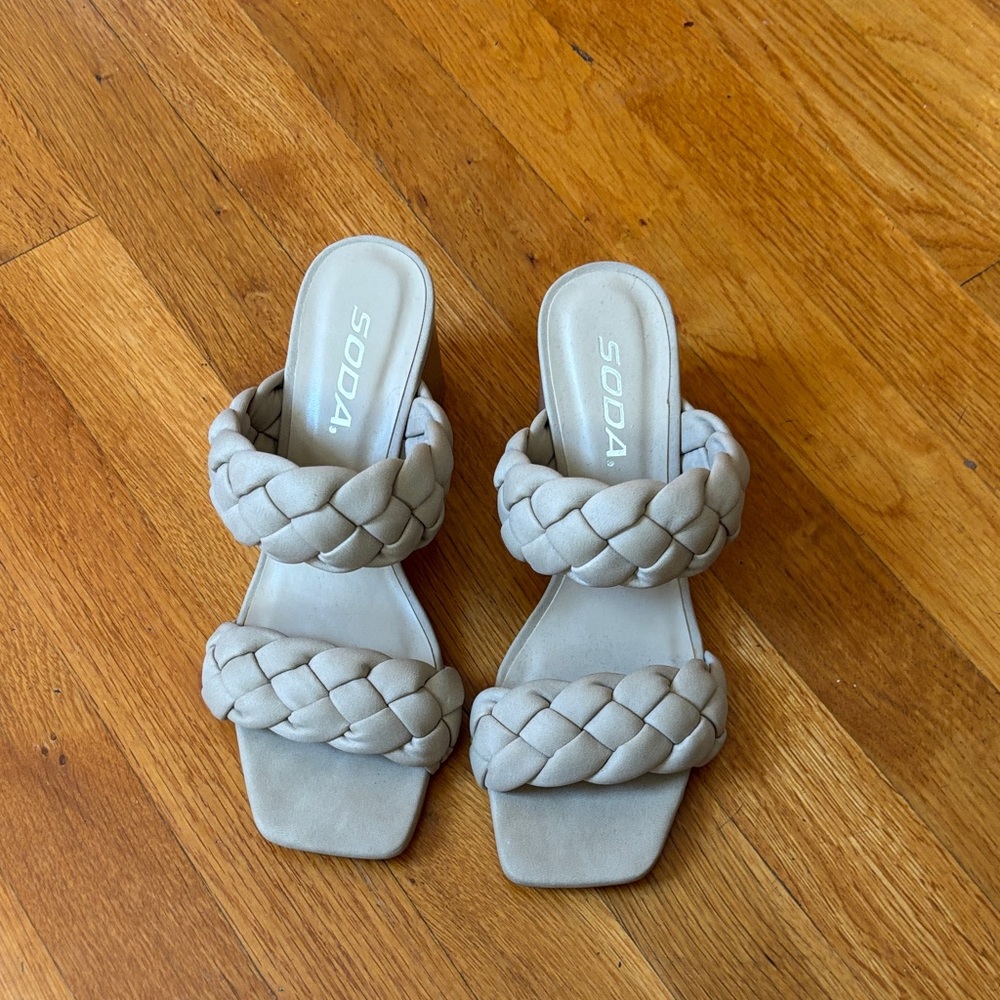 Soda Women's Tan Braided Mules Never Worn Size 6